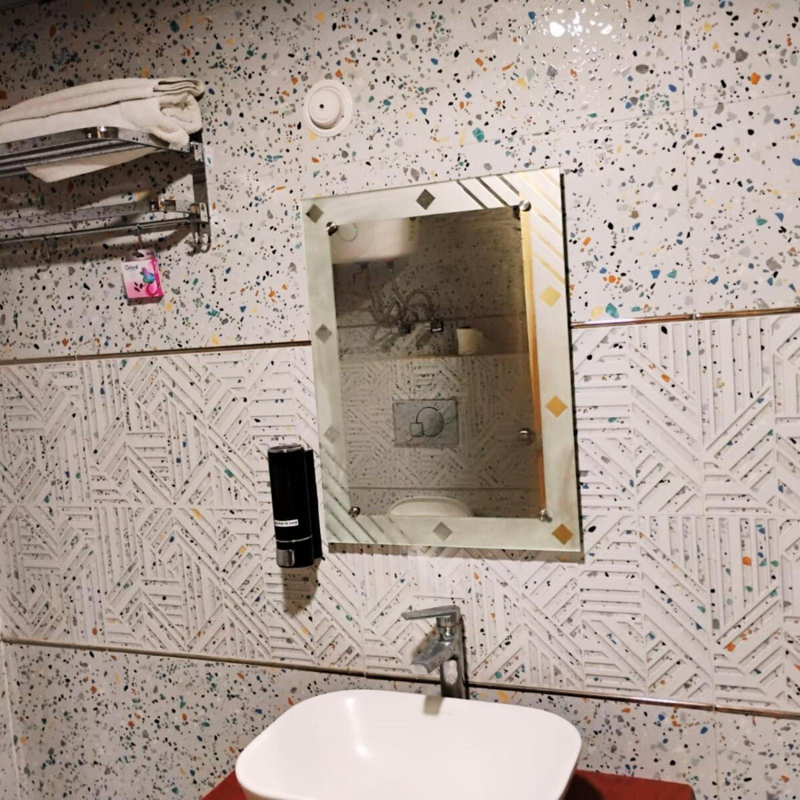 Hotel Lake View Grand Лакнау Екстериор снимка