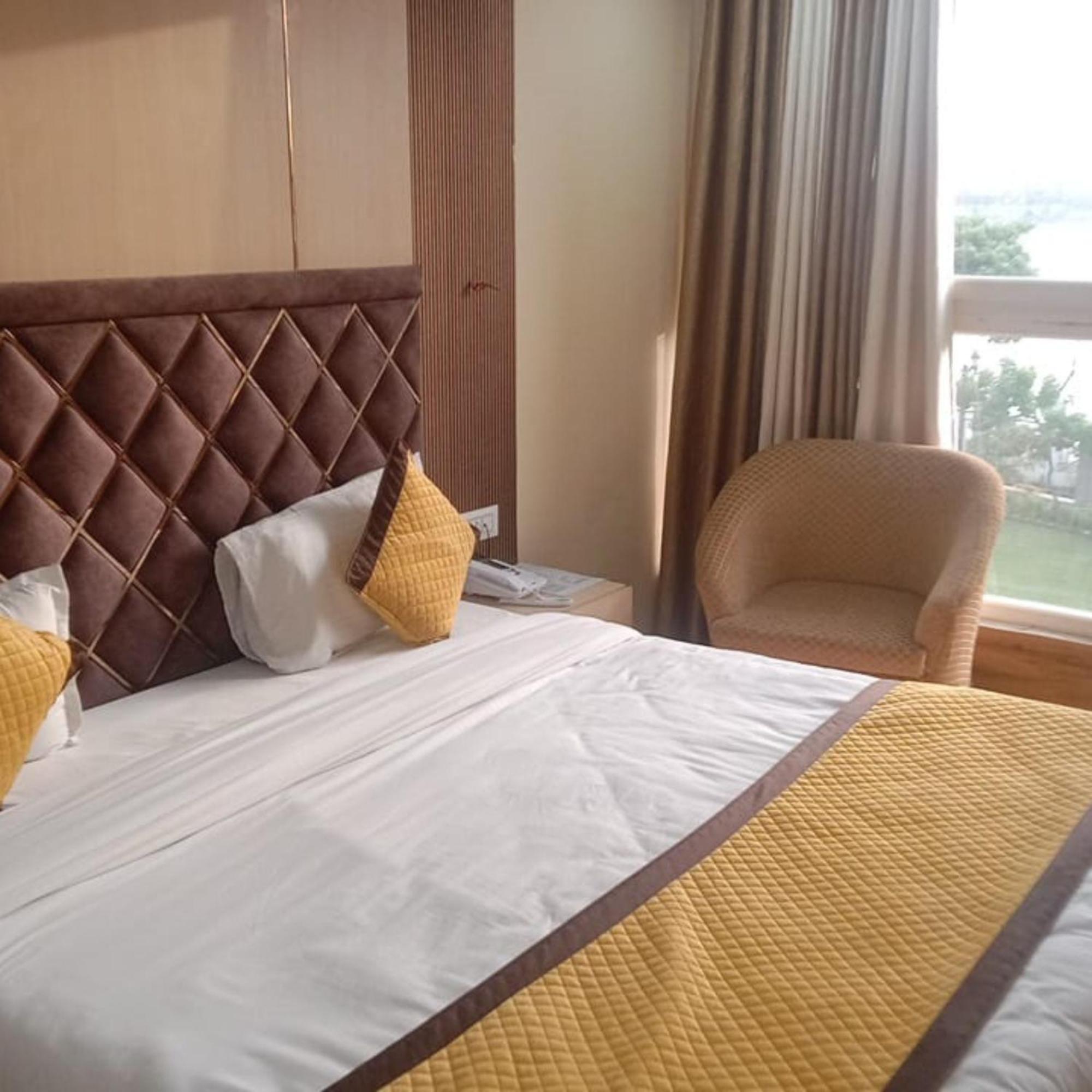 Hotel Lake View Grand Лакнау Екстериор снимка