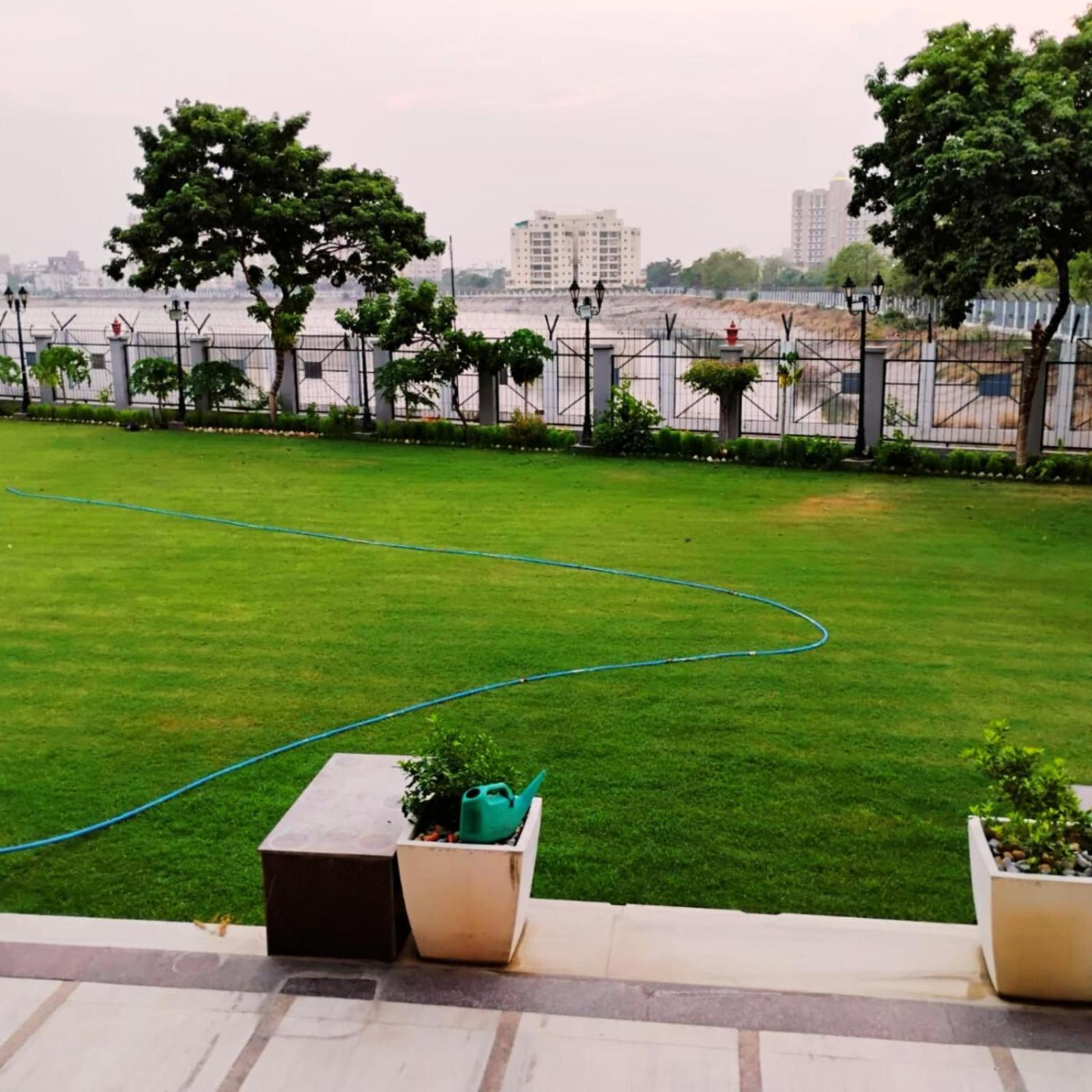 Hotel Lake View Grand Лакнау Екстериор снимка