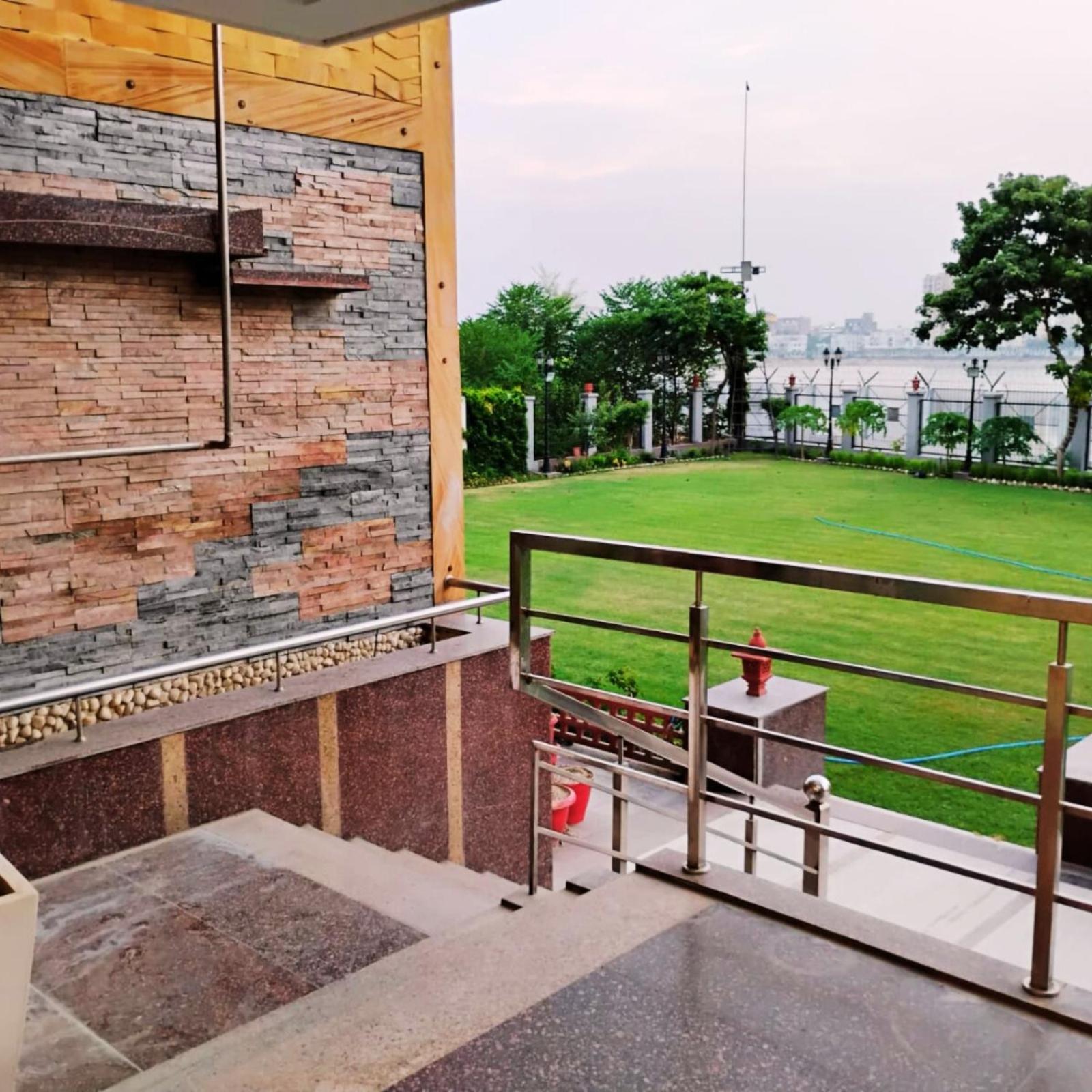 Hotel Lake View Grand Лакнау Екстериор снимка