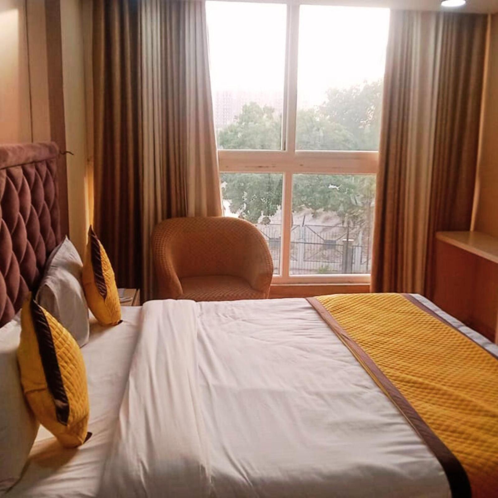 Hotel Lake View Grand Лакнау Екстериор снимка