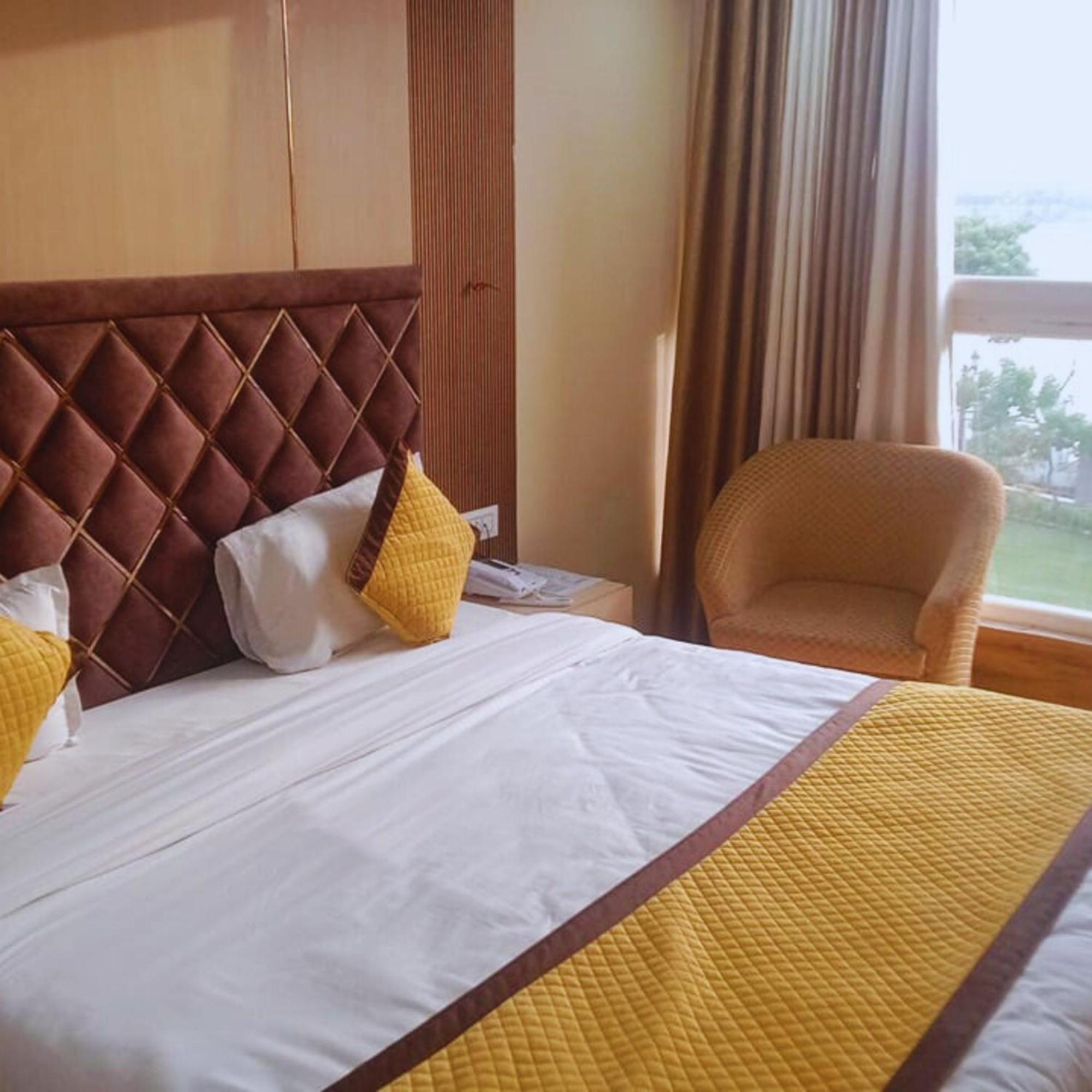Hotel Lake View Grand Лакнау Екстериор снимка