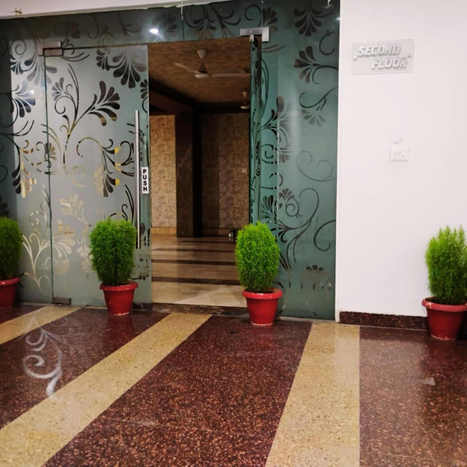 Hotel Lake View Grand Лакнау Екстериор снимка