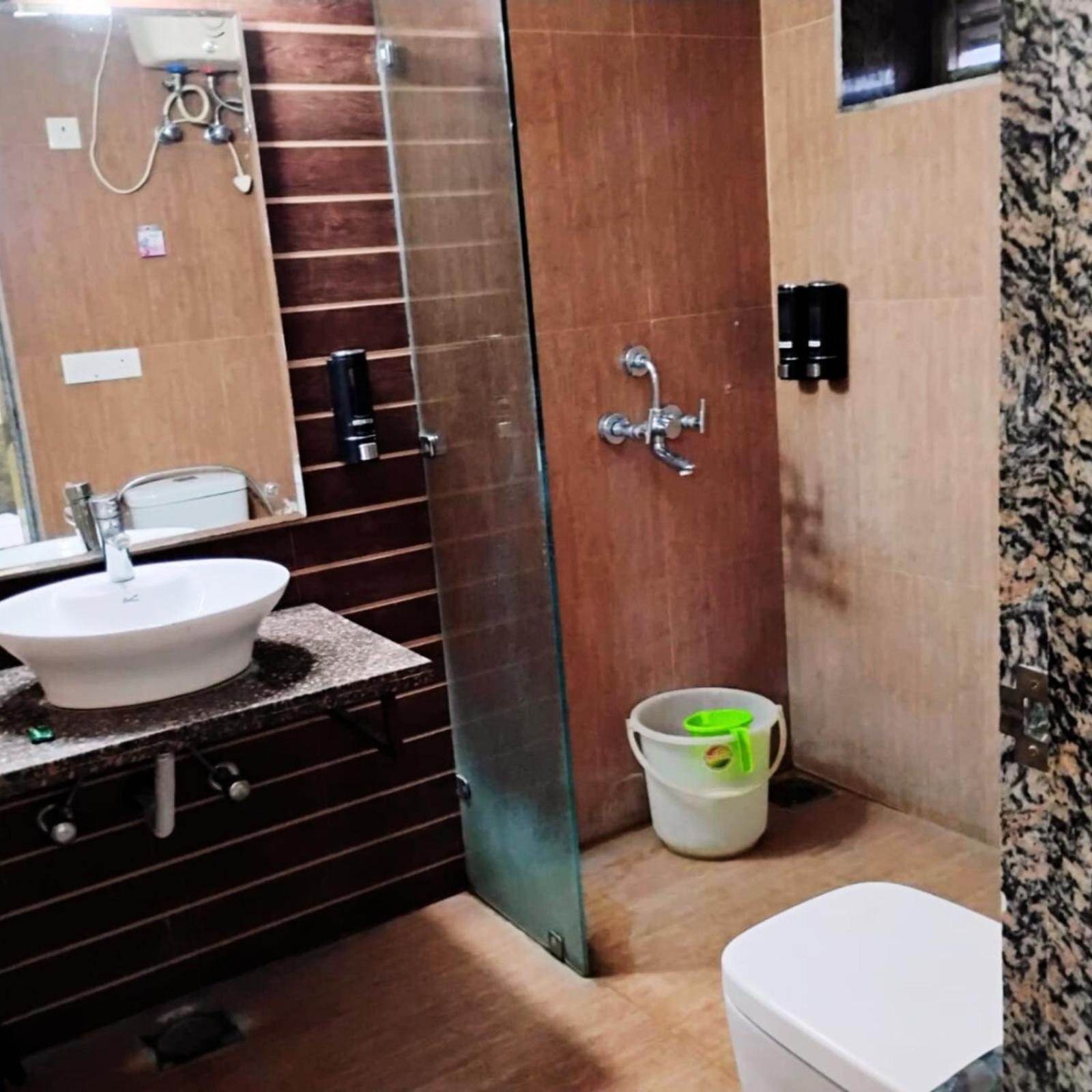 Hotel Lake View Grand Лакнау Екстериор снимка
