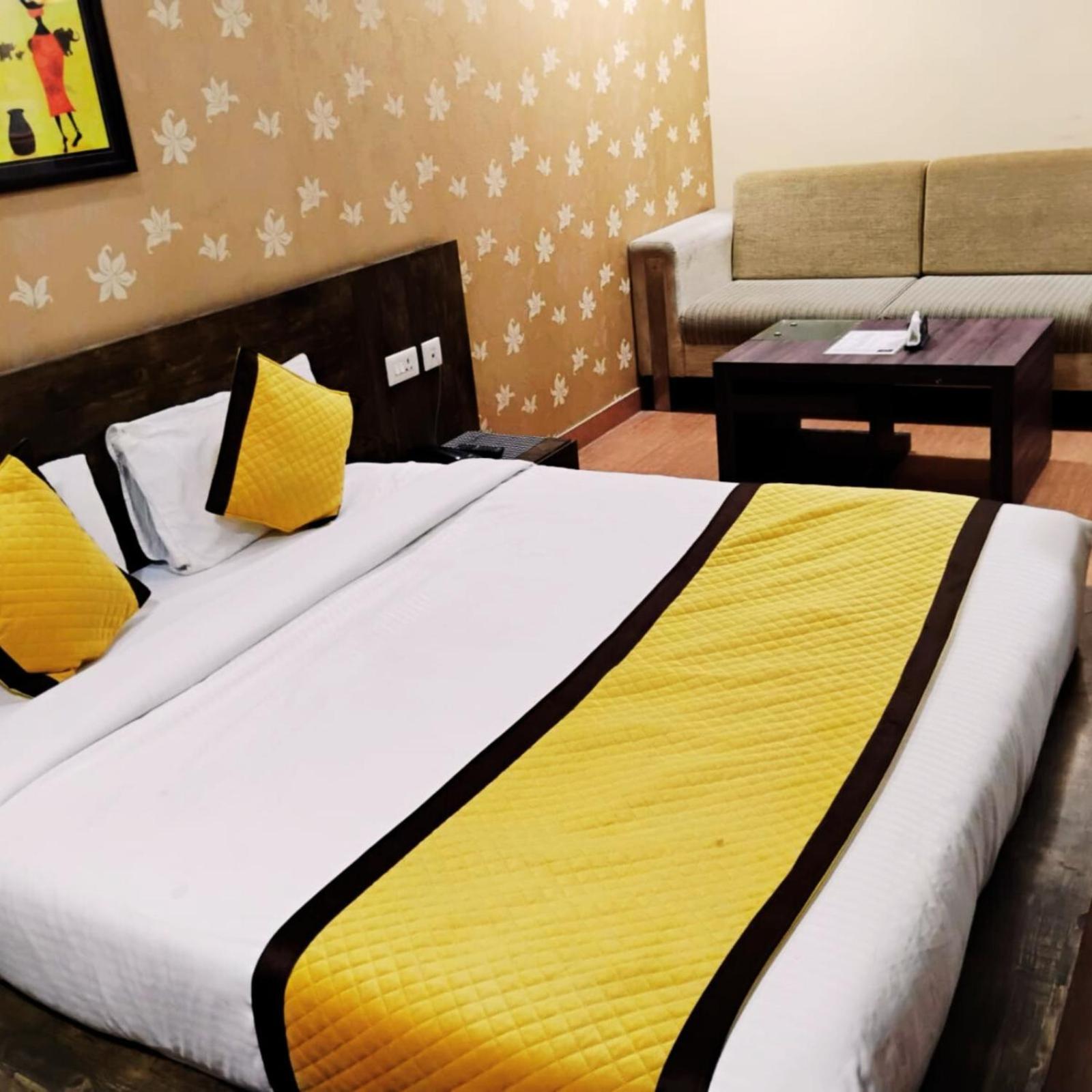 Hotel Lake View Grand Лакнау Екстериор снимка