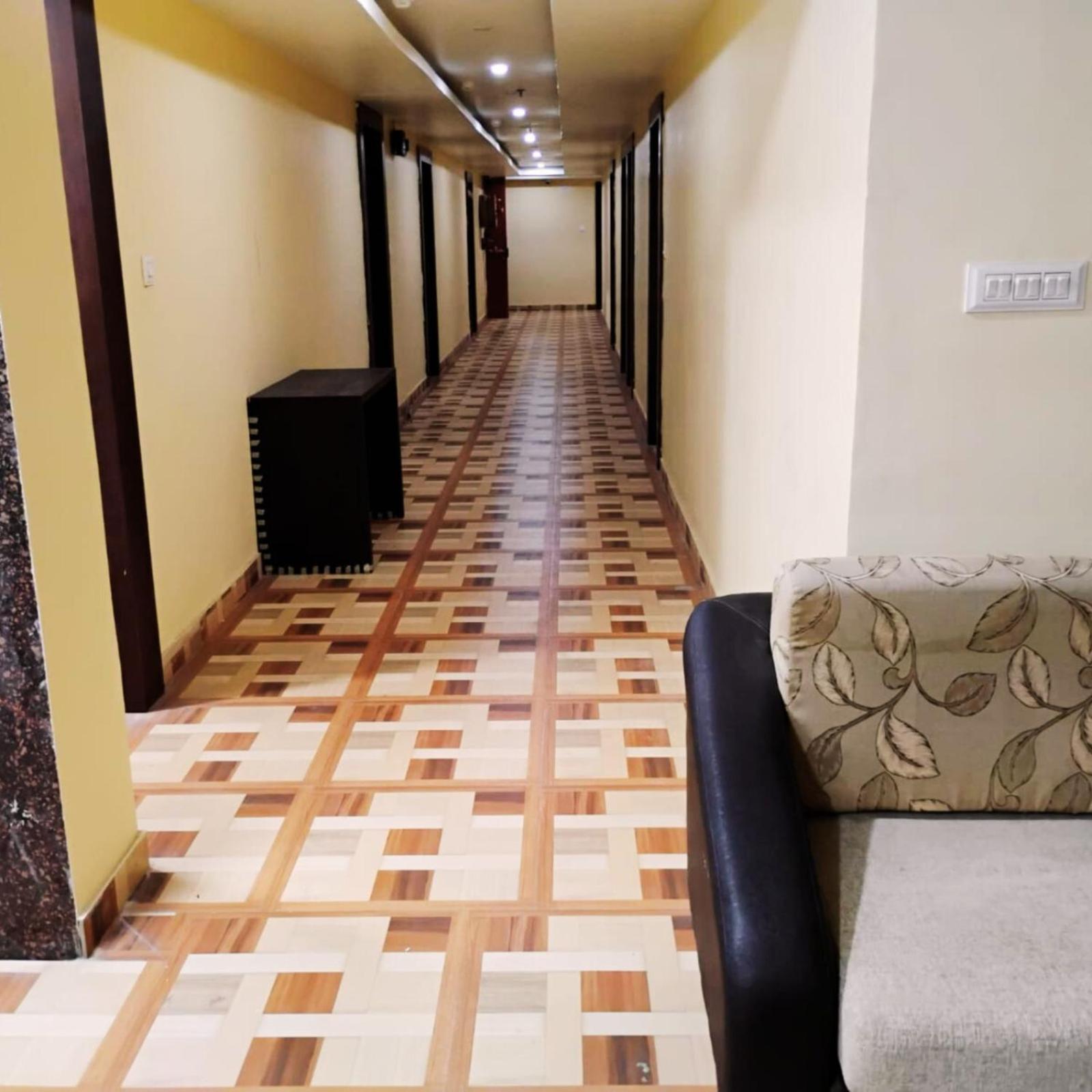 Hotel Lake View Grand Лакнау Екстериор снимка