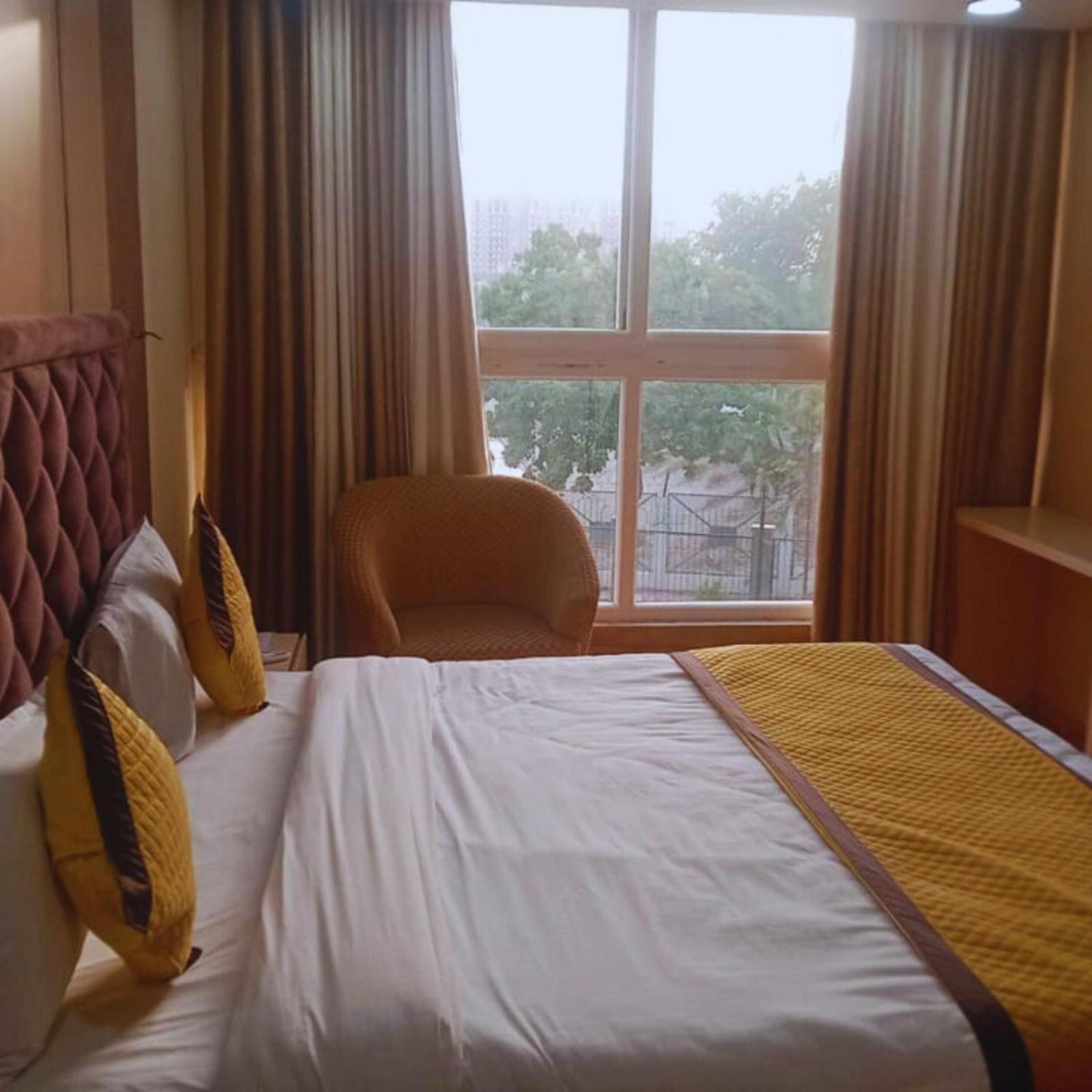 Hotel Lake View Grand Лакнау Екстериор снимка