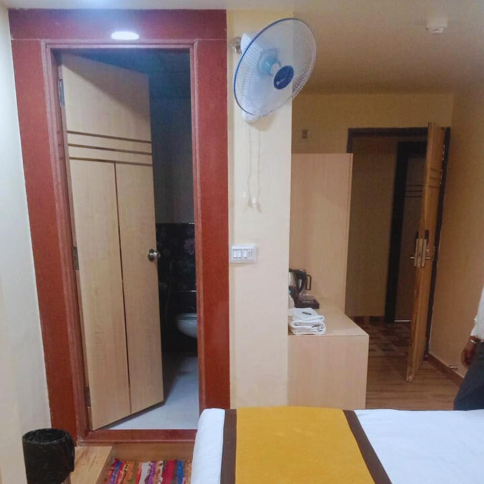 Hotel Lake View Grand Лакнау Екстериор снимка