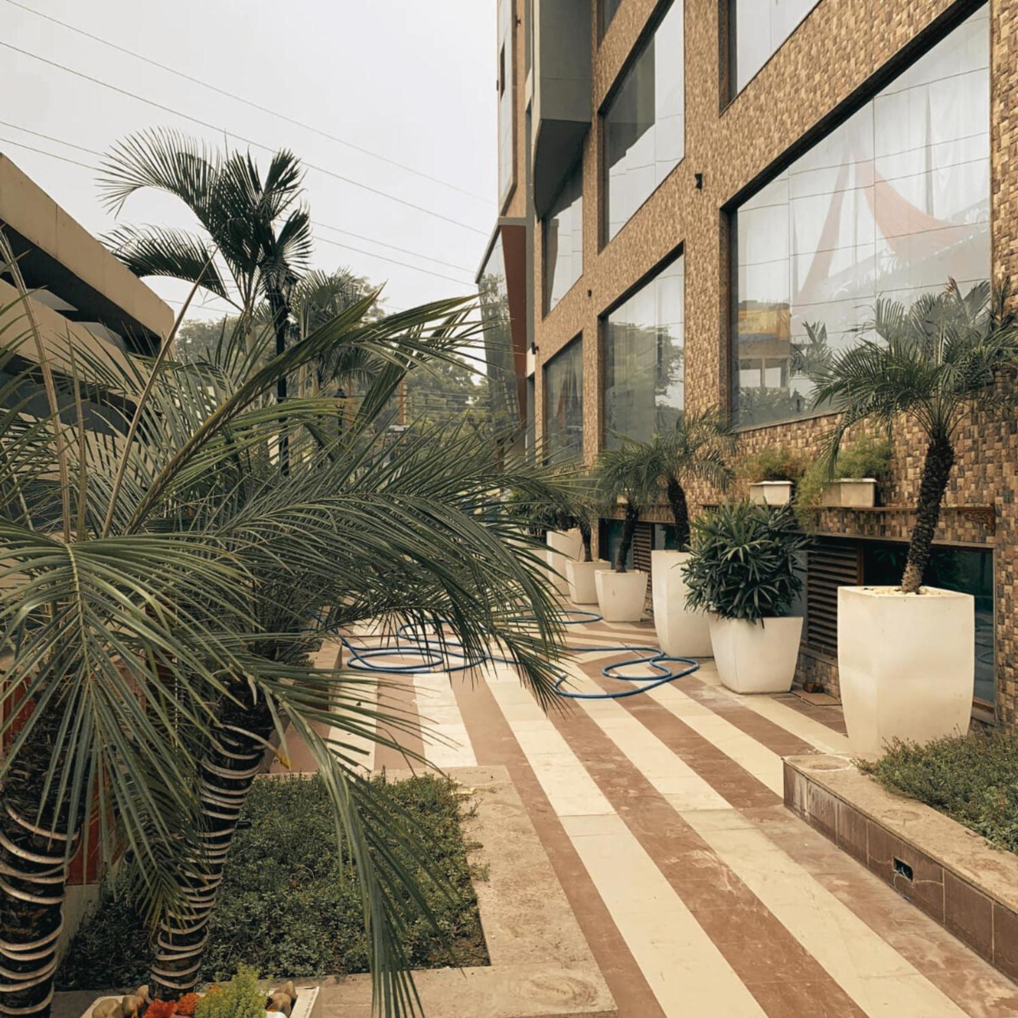 Hotel Lake View Grand Лакнау Екстериор снимка