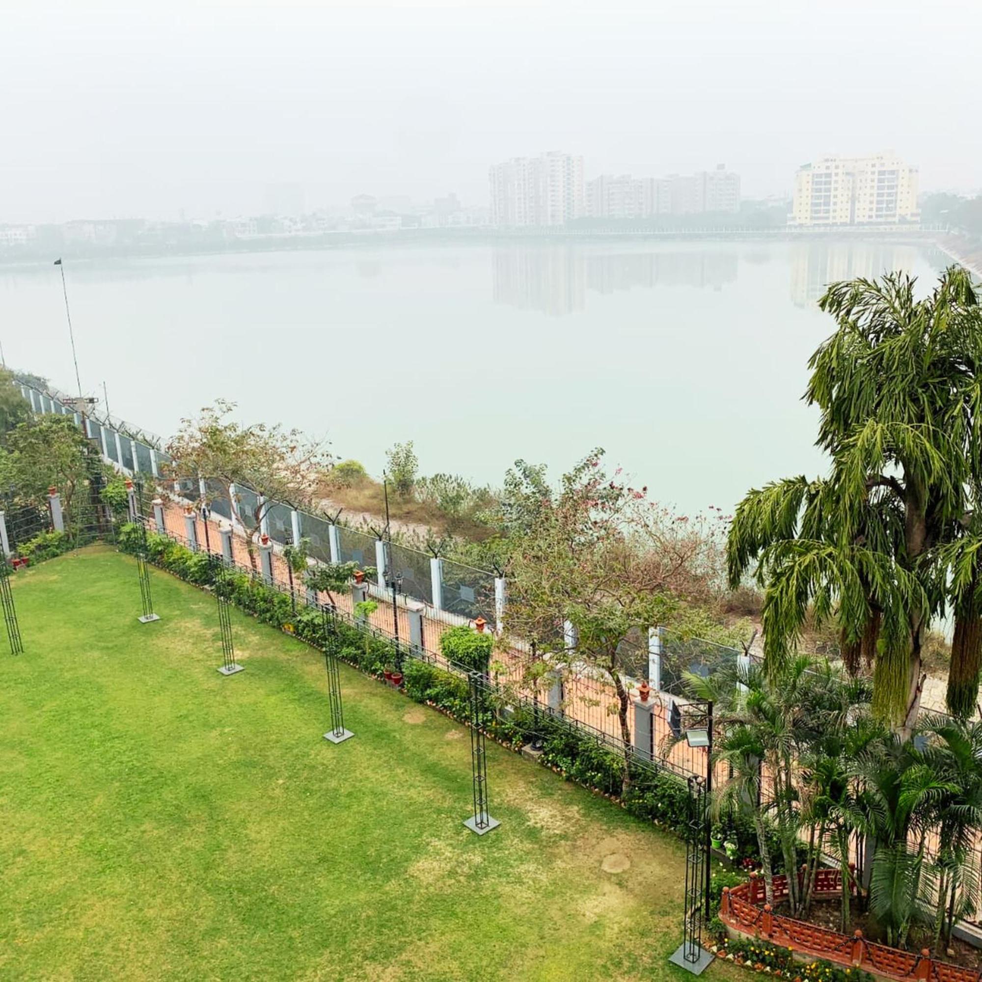 Hotel Lake View Grand Лакнау Екстериор снимка
