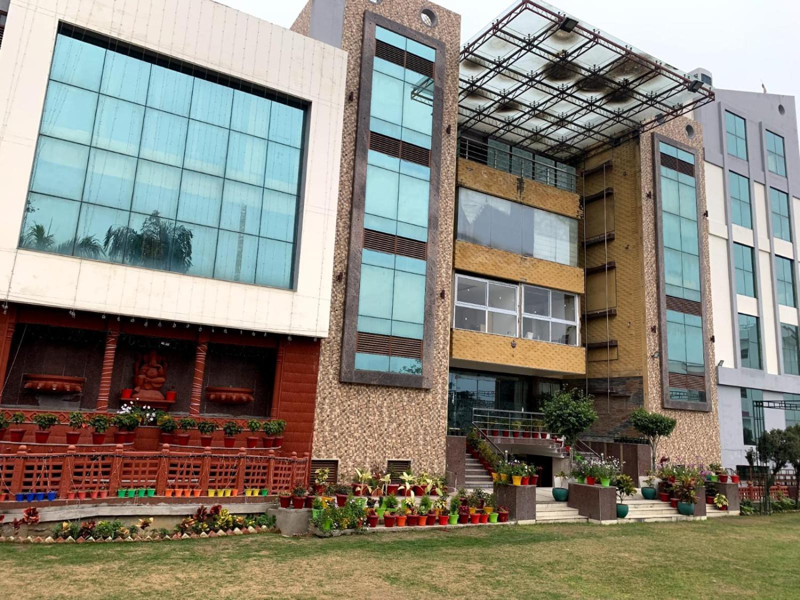 Hotel Lake View Grand Лакнау Екстериор снимка