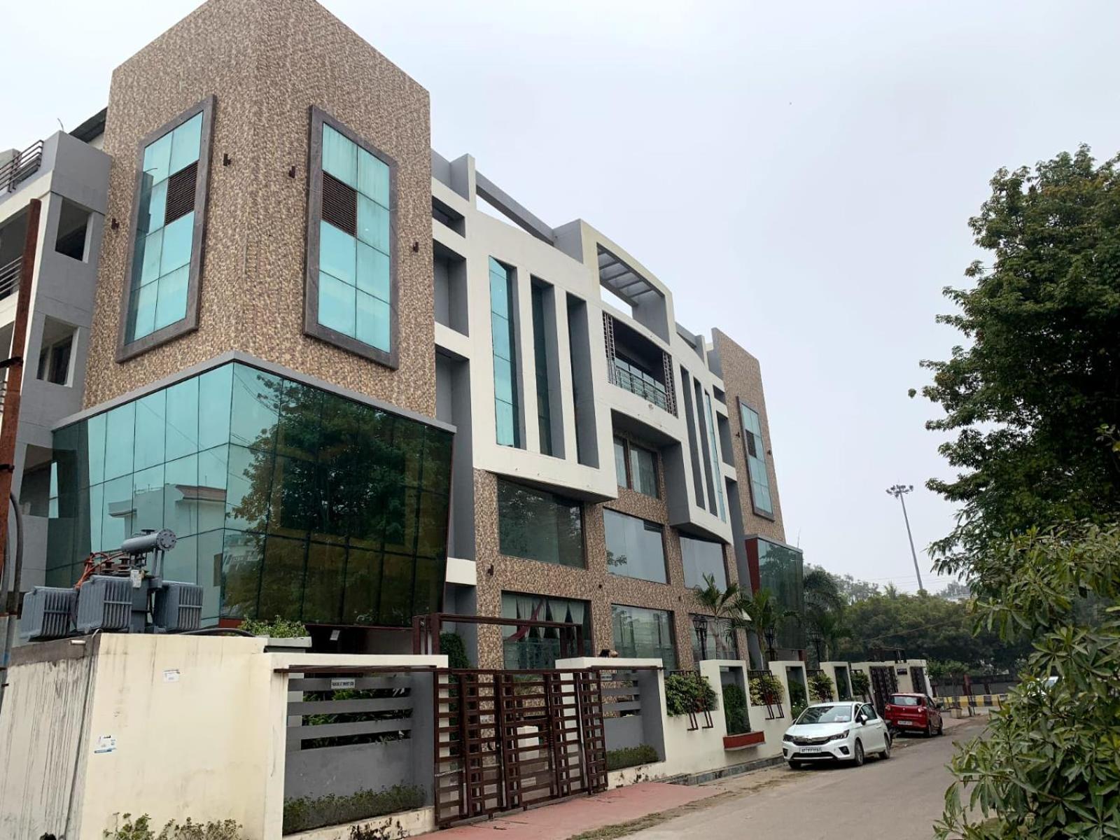 Hotel Lake View Grand Лакнау Екстериор снимка