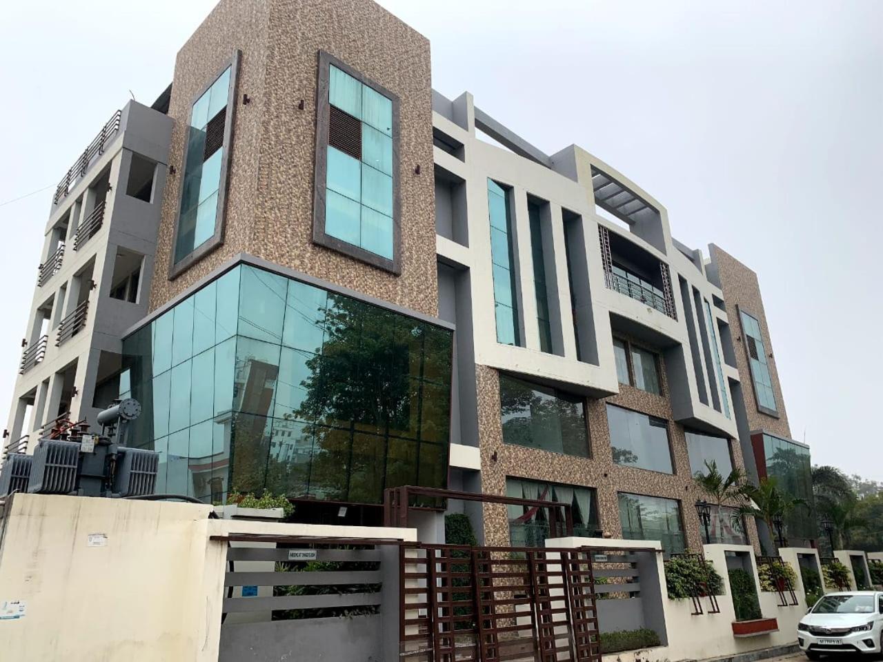 Hotel Lake View Grand Лакнау Екстериор снимка