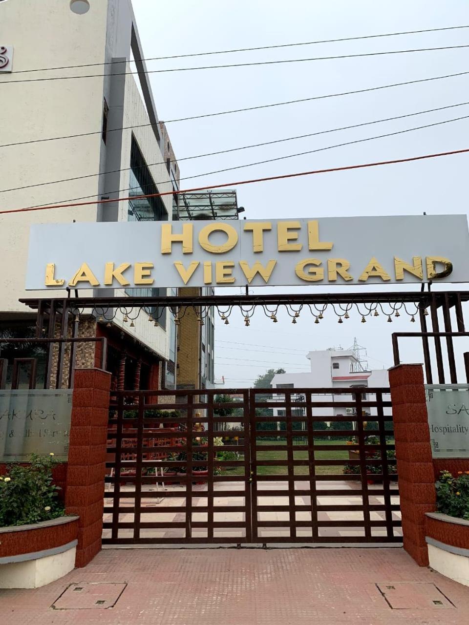 Hotel Lake View Grand Лакнау Екстериор снимка