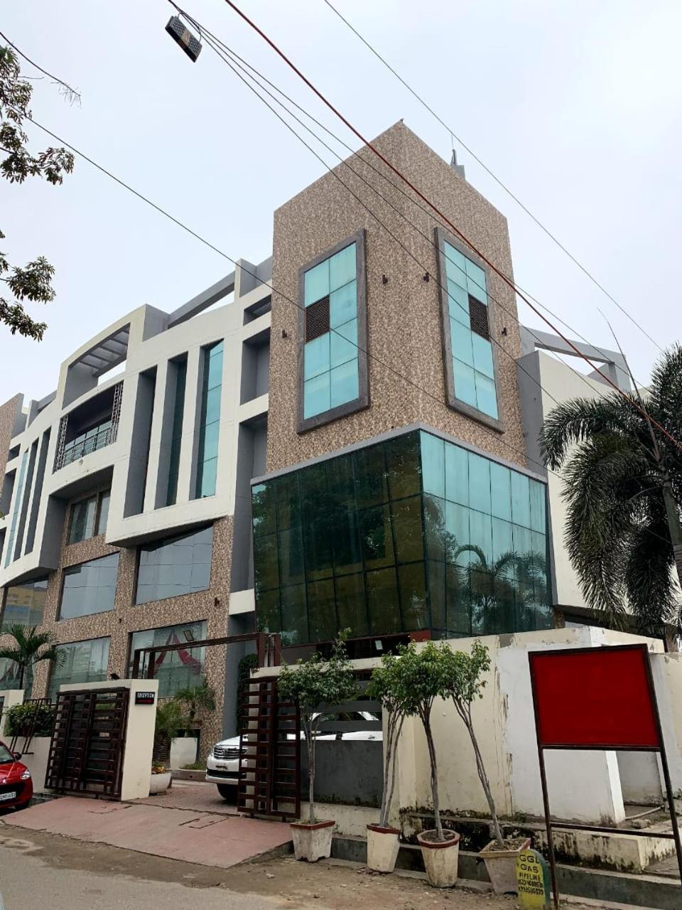 Hotel Lake View Grand Лакнау Екстериор снимка