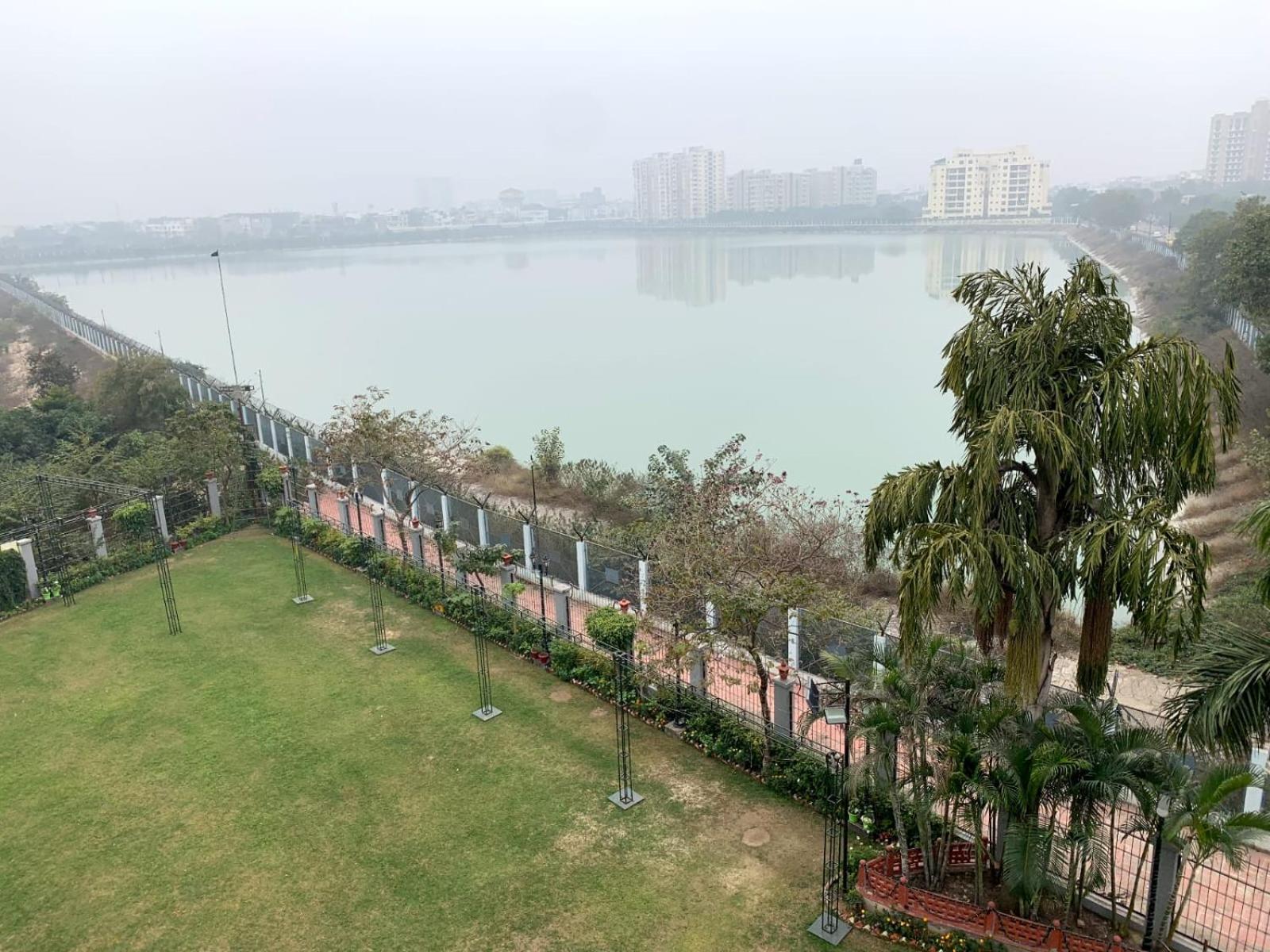 Hotel Lake View Grand Лакнау Екстериор снимка
