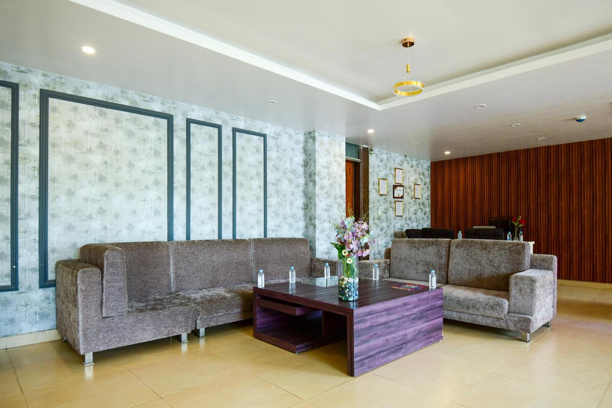 Hotel Lake View Grand Лакнау Екстериор снимка