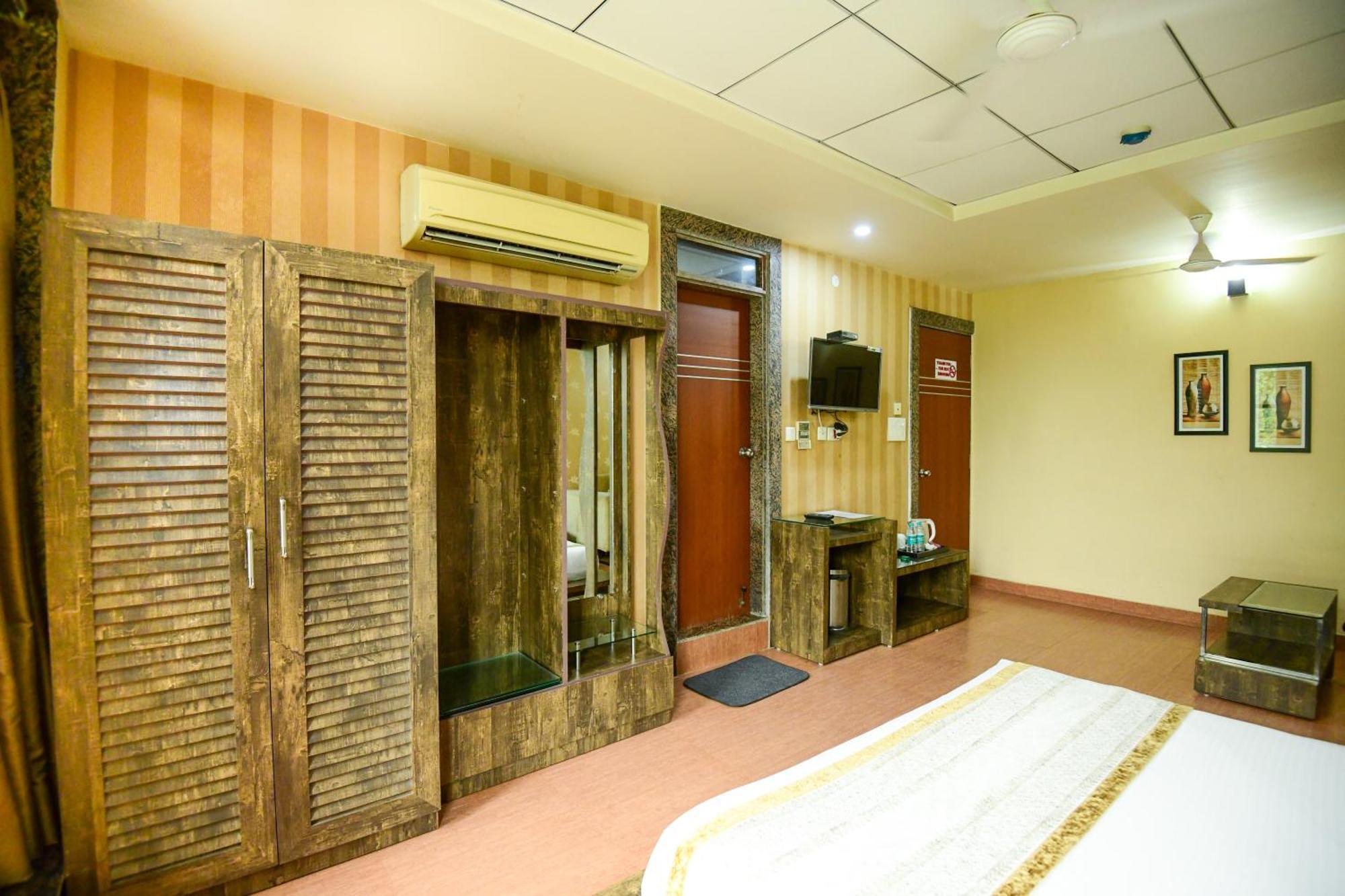 Hotel Lake View Grand Лакнау Екстериор снимка