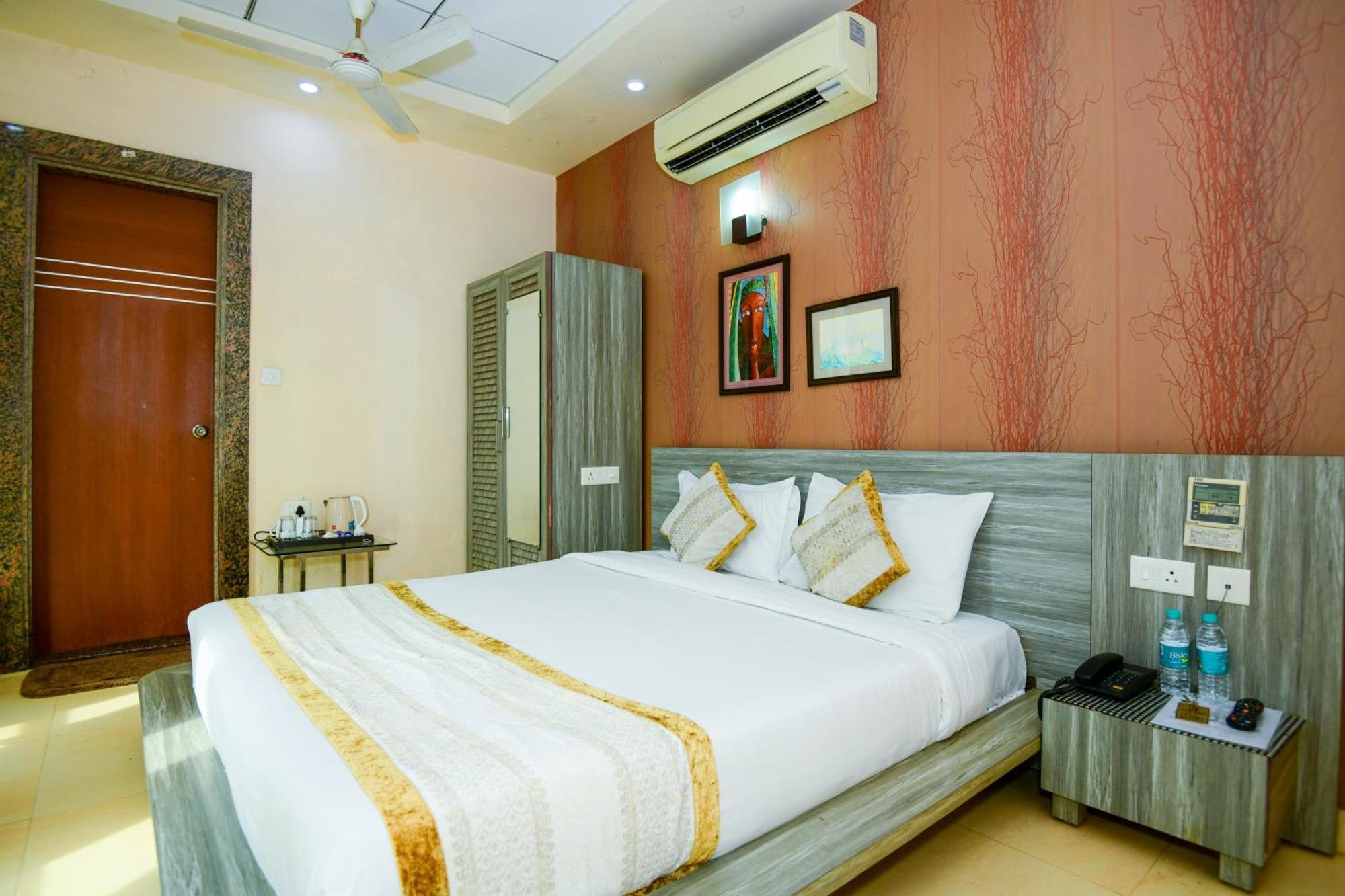 Hotel Lake View Grand Лакнау Екстериор снимка
