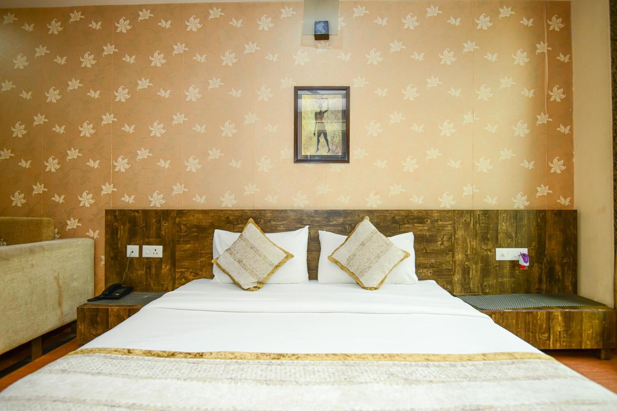 Hotel Lake View Grand Лакнау Екстериор снимка
