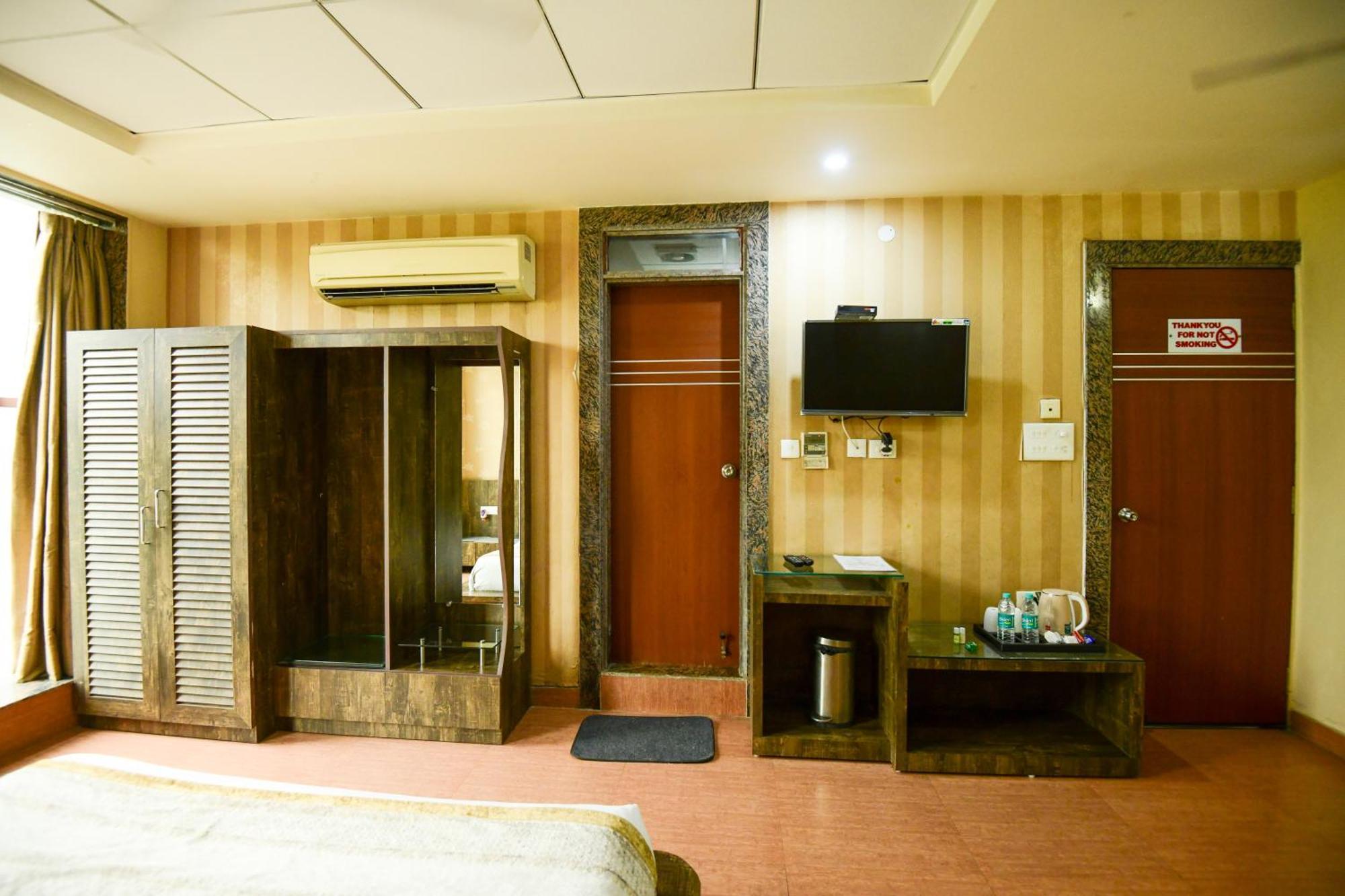 Hotel Lake View Grand Лакнау Екстериор снимка